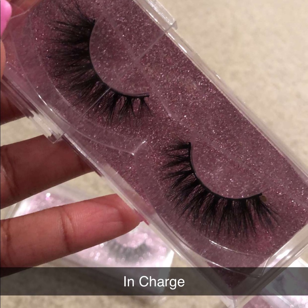 Lashes - Picture 2 of 3